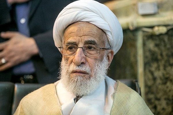 آیت‌الله جنتی کتاب‌های شخصی‌اش را به آستان حضرت معصومه اهدا
کرد