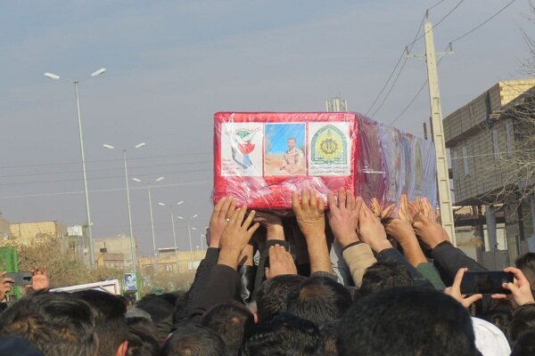 تشییع پیکر شهید «رضا اسداللهی» برروی دستان مردم قدرشناس
قزوین