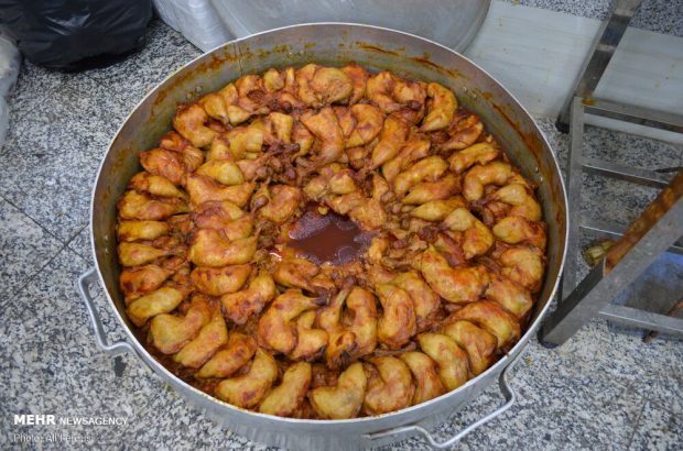 توزیع ۳ هزار پرس غذای نذری بین خانواده های نیازمند
قمی