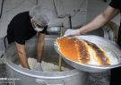 طبخ غذای نذری با رعایت دستورالعمل های بهداشتی در قم