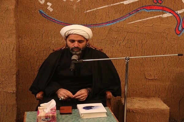 دشمنان با گفتمانهای شیطانی هویت زنان رامورد هجمه قرار داده
اند