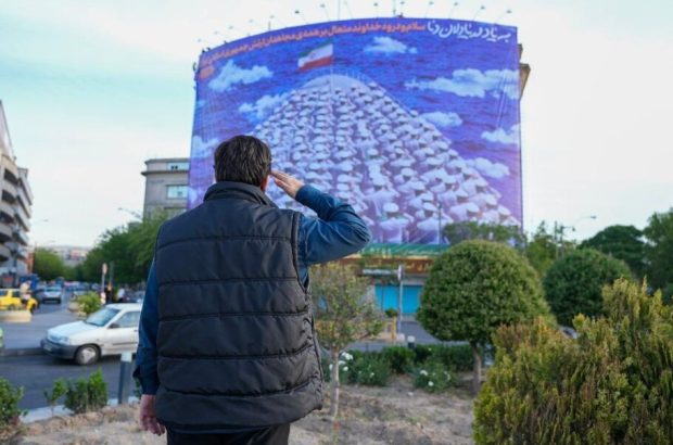 دیوارنگاره میدان راه‌آهن «به یادِ دریادلان دنا» تغییر
کرد