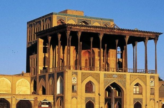 رئیس یونسکو در میان تخریب‌های جنگ مبهوت نبوغ معماری اصفهان
شد