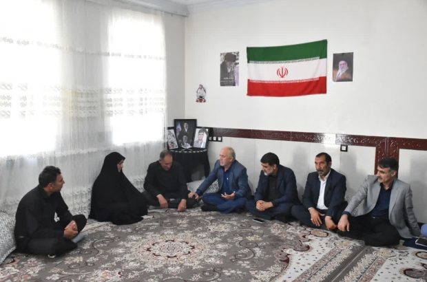 مسئولان بنیاد شهید لرستان با خانواده شهید «امیرحسین عزیزی»
دیدار کردند
