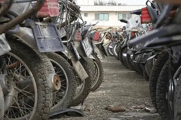 ۴۳۸ موتورسیکلت و ۲۲۹ خودروی بدون پلاک در ۲۴ ساعت توقیف
شدند