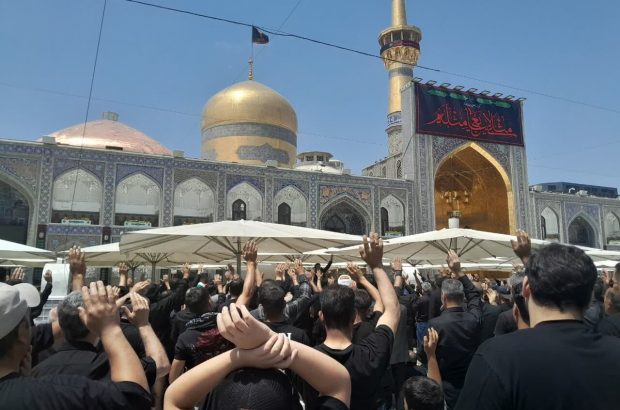 عزاداری و سینه‌زنی در روز تاسوعای حسینی؛ در حرم مطهر امام
رضا(ع)