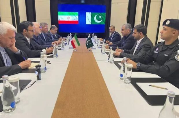 مومنی: تجارت ایران و پاکستان باید به ده میلیارد دلار افزایش
یابد