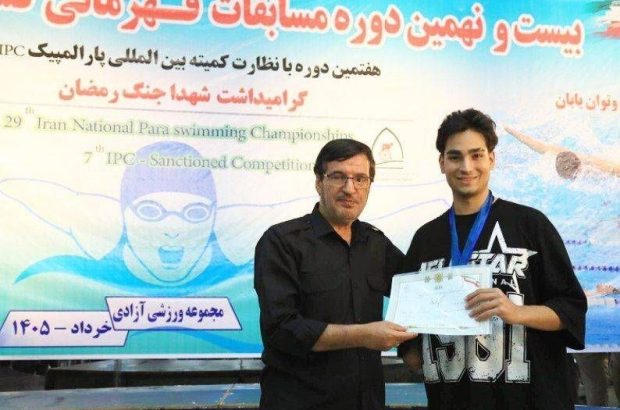 نشان مسابقات پاراشنا به شناگر جانباز جنگ رمضان اهدا
شد