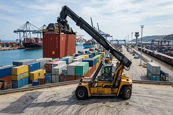 پهلوگیری دومین کشتی کانتینربر ایرانی در بندرشهید رجایی تا
ساعاتی دیگر