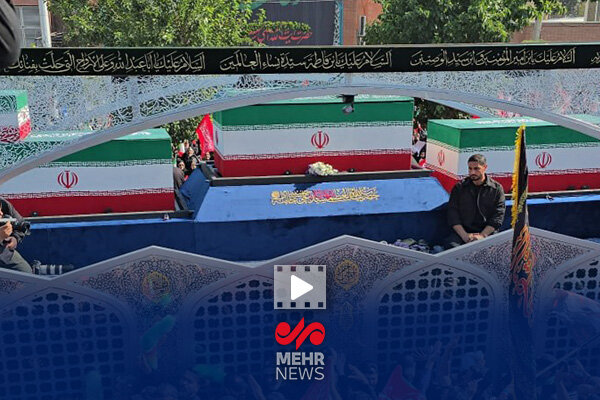 حرکت خودرو حامل پیکر مطهر رهبر شهید در میان سیل انبوه
جمعیت حرکت خودرو حامل پیکر مطهر رهبر شهید در میان سیل انبوه
جمعیت
