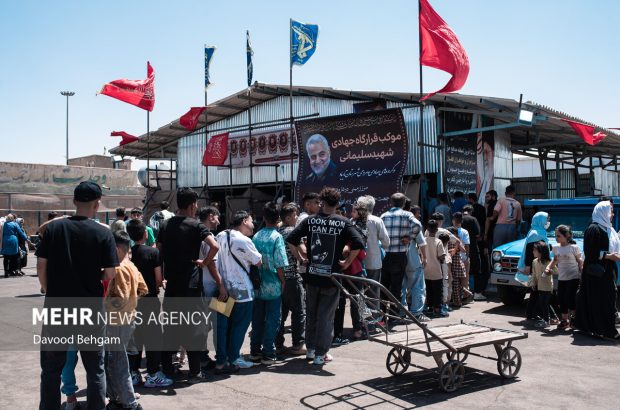 زائران افغانستانی یک‌روز قبل از تشییع رهبر شهید وارد مشهد
می‌شوند